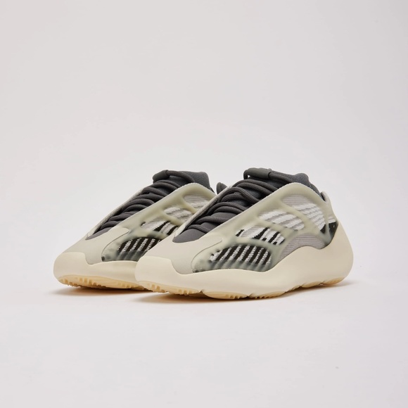 YEEZY 700 V3 "Fade Salt" by ADIDAS size 8